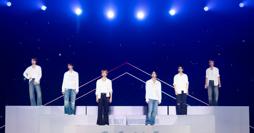 SUNGCHAN（左起）、ANTON、SOHEE、WONBIN、SHOTARO、EUNSEOK登場用中文向粉絲問候。（圖／D-SHOW提供）