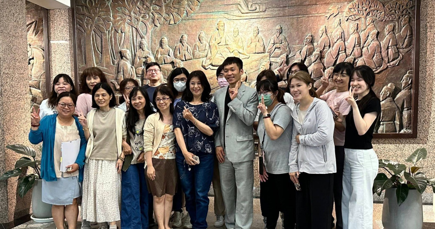 李洋拜會教育部，意外變成粉絲見面會。（圖／翻攝李洋臉書）