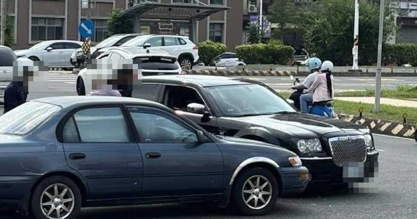 嘉義市忠孝路車禍涉及外觀酷似賓利的克萊斯勒300C，網友發現真相後直呼還好不是真賓利。（圖／翻攝自嘉義綠豆大小事）