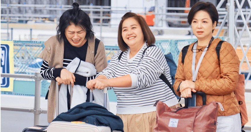 嚴藝文（左起）、鍾欣凌、楊貴媚主持的《老少女奇遇記2》入圍三項金鐘獎。（圖／桂田文化藝術基金會、桂田文創提供）