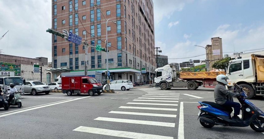 桃園市蘆竹區南崁路、南工路口的斑馬線以斜線方向畫設，導致民眾需斜向穿越馬路，且機車待轉區位於路口，引發人車安全疑慮，民代提出3項改善建議，盼政府能夠重視民眾交通安全。（圖／中國時報記者姜霏攝）