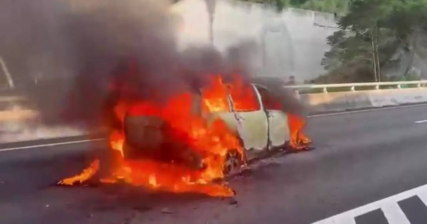 國道4號東向20公里處21日下午4時46分發生一起自撞事故，車輛隨之整輛起火，所幸駕駛自行脫困，並無人員傷亡。（圖／台中市消防局提供）