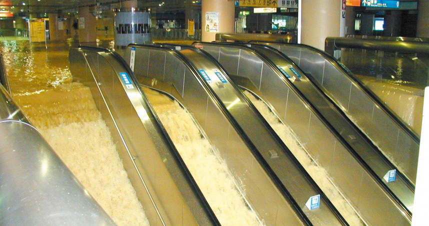 北捷日前分享24年前納莉颱風來襲造成嚴重淹水災情的照片，引發網友討論。（圖／翻攝自臉書，台北捷運 Metro Taipei）