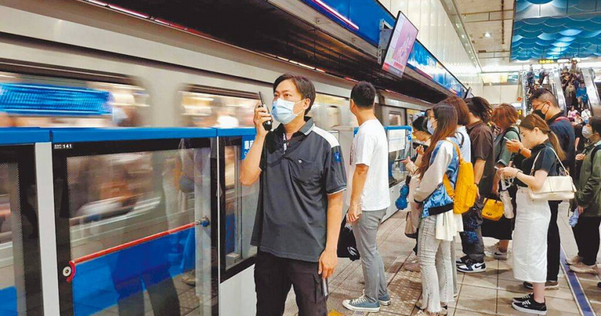 台北捷運公司為解決異物卡住車門問題，即日起每周一至周五上午7時30分至9時，於板南線亞東醫院、府中、板橋、新埔及江子翠等5站增派1名「守門員」，協助站長即時處理車門狀況，確保列車順利運行。（圖／台北捷運公司提供／中國時報徐佑昇基隆傳真）