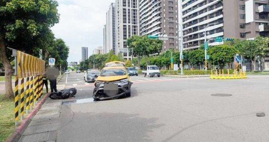 桃園八德酒駕騎士闖紅燈，猛撞計程車釀1死1命危。（圖 ／翻攝畫面）