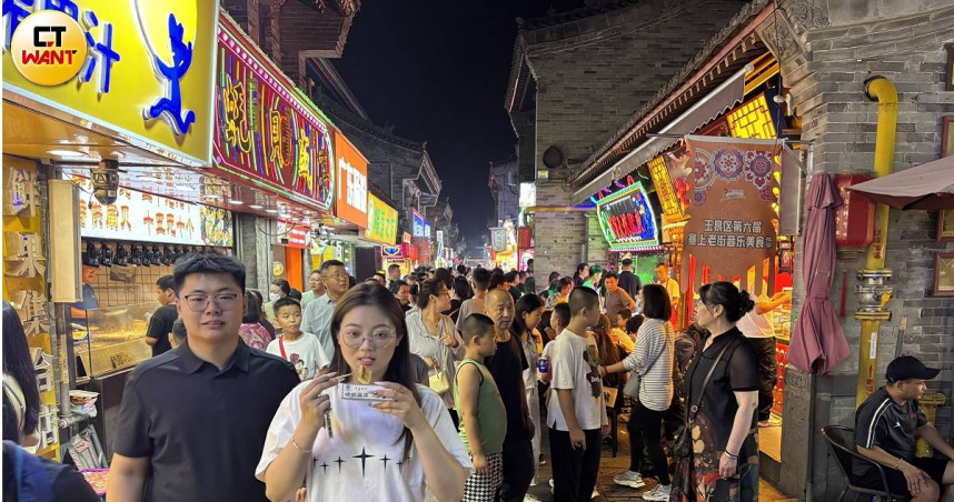 塞上老街一代聚集許多美食名店，夜裡更搖身一變，成為熱鬧非凡的夜市。（圖╱王若攝）