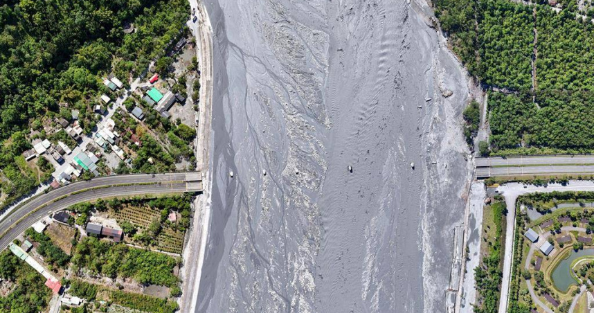 馬太鞍溪橋遭泥水沖斷。（圖／公路局提供）