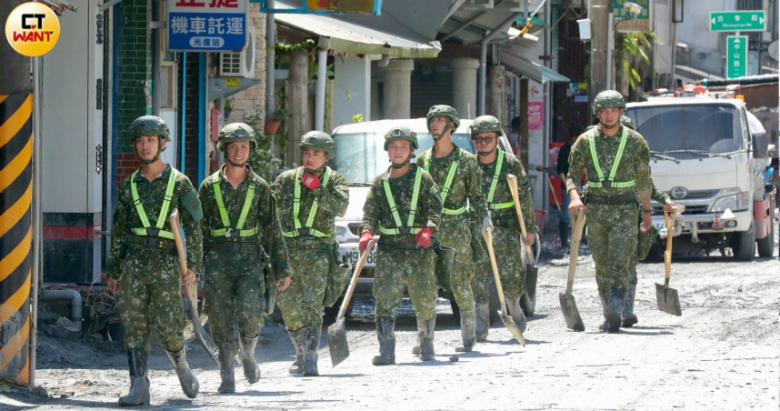 國軍進駐光復市區協助災民。（圖／黃耀徵攝）