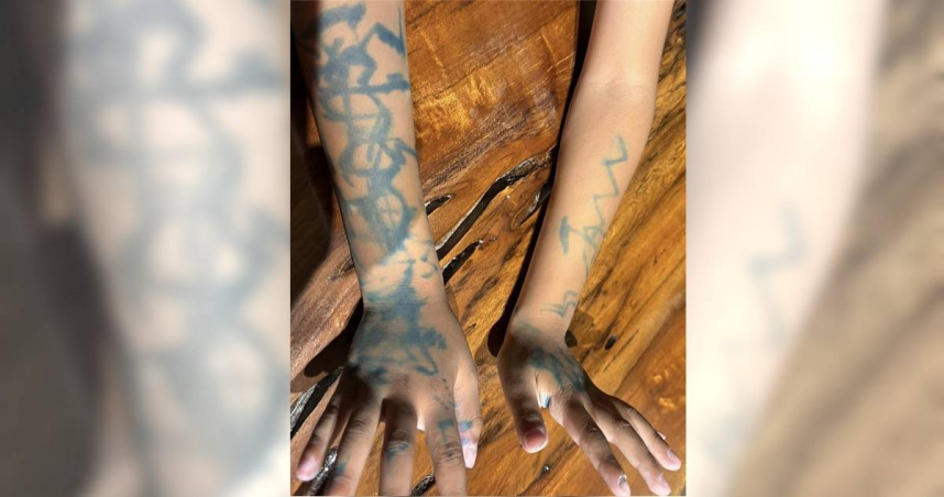 桃園市有家長在臉書地方社團PO文並貼出多張照片，表示兒子就讀某國小，臉上、雙手、衣服及肚臍都被彩色筆塗鴉，疑遭校園霸凌。（圖／翻攝臉書內壢大小事）