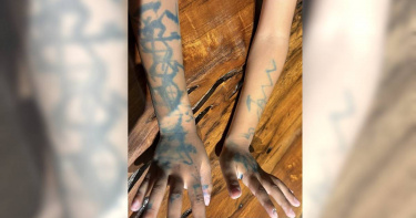 桃園市有家長在臉書地方社團PO文並貼出多張照片，表示兒子就讀某國小，臉上、雙手、衣服及肚臍都被彩色筆塗鴉，疑遭校園霸凌。（圖／翻攝臉書內壢大小事）