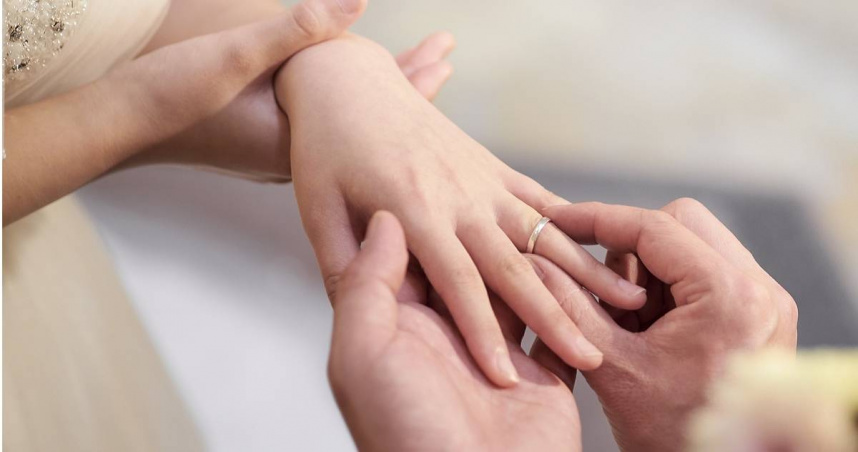 一名人夫出軌公司已婚實習生，成功勸對方離婚後，自己卻不願離婚。（示意圖／翻攝自photoAC）