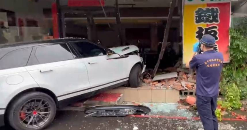 台中何姓男子28日上午逆向駕車撞進路旁大埔鐵板燒，警方發現他生前遭人割喉，正介入調查中。（圖／翻攝畫面）