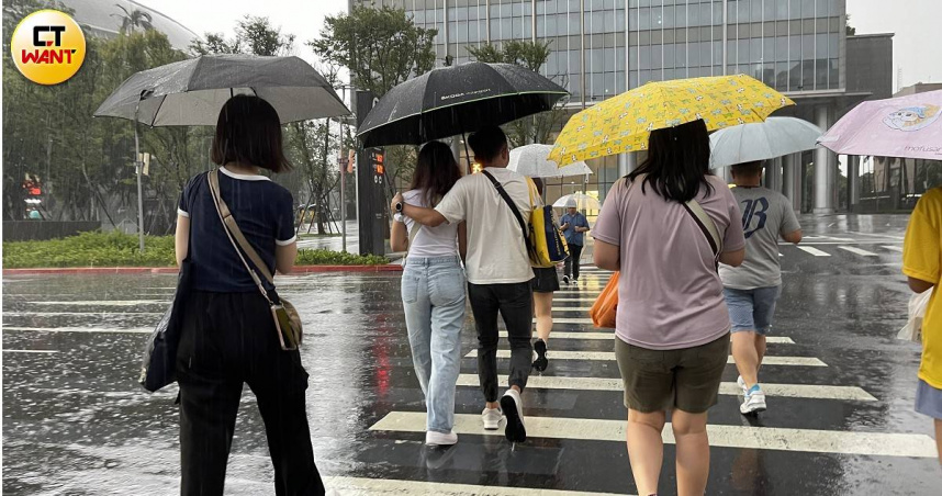 受鋒面與東北季風影響，今晚起北台灣天氣轉為濕冷。（示意圖／李宗明攝）