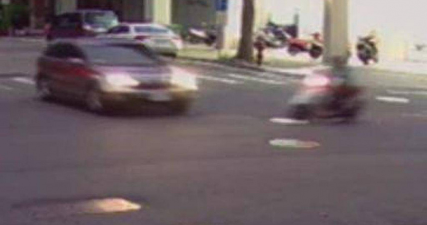 台中市南屯區永春東一路與文心南三路路口發生嚴重車禍，女騎士遭轎車撞擊後人車倒地，失去呼吸心跳送醫搶救。（圖／翻攝畫面）