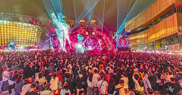 為期10天的2025桃園萬聖城「魔蛛古堡」2日圓滿落幕，總計超過108萬人次朝聖，創下歷史新高。（圖／中時記者蔡依珍攝）