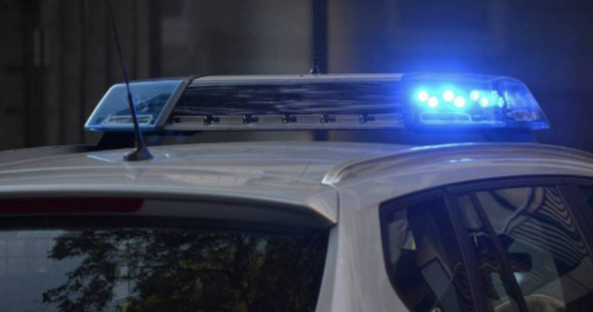 花蓮縣鳳林分局員警日前盤查一名通緝犯，因此與通緝犯爆發嚴重肢體衝突，通緝犯持刀攻擊警方後隨即劫車落跑。（示意圖／翻攝自pexels）