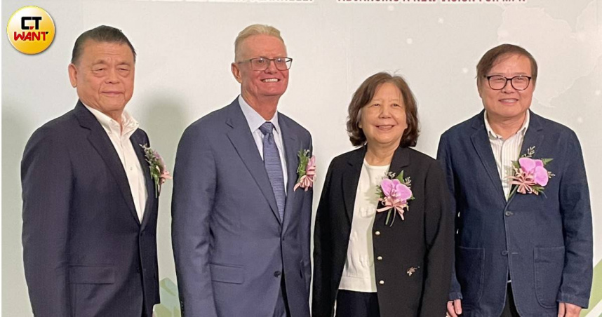 藥華藥邀請到競爭對手Incyte前總座Barry Flannelly（左二），擔任美國子公司獨立董事。左起為執行長林國鐘、董事長詹青柳、總經理黃正谷。（圖／李蕙璇攝）