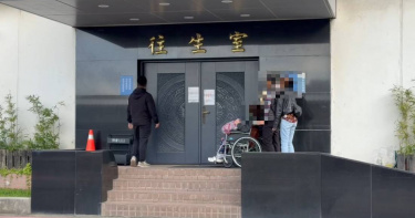 夏姓老翁3日泡三溫暖時昏倒在地，急救後宣告不治，遺體於4日下午相驗，其妻子悲慟相伴，初步確認為心因性休克導致悲劇。（圖／翻攝畫面）