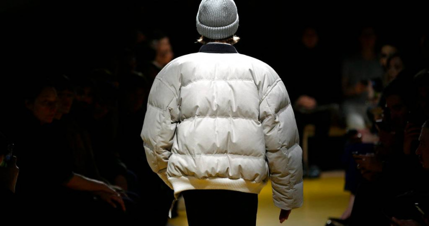 一名民眾分享弟弟羽絨衣在薑母鴨店用餐時不慎燒破，引發網友熱議。（示意圖／達志／美聯社）