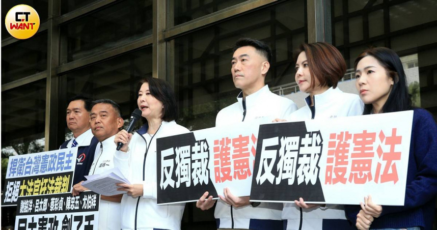 國民黨立法院黨團按鈴提告「大法官謝銘洋、呂太郎、蔡彩貞、陳忠五、尤伯祥濫權瀆職、枉法裁判」（圖／周志龍攝）
