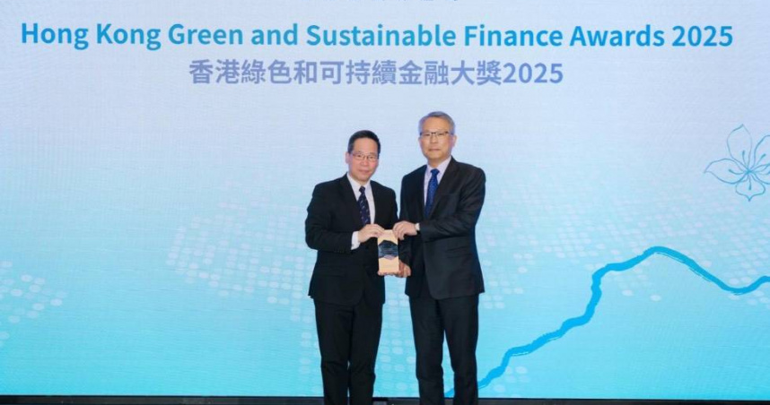 中國信託銀行三度獲香港品質保證局「香港綠色和可持續金融大奬」肯定，由香港品質保證局總裁陳沛昌（左）頒獎予中國信託銀行香港分行行長許嘉允（右）。(圖片提供／中信銀行)