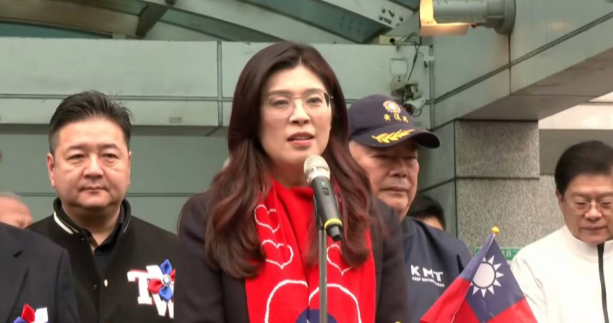 國民黨主席鄭麗文上任後首次主持黨部元旦升旗典禮，並發表2026新年談話。（圖／翻攝自中天電視）