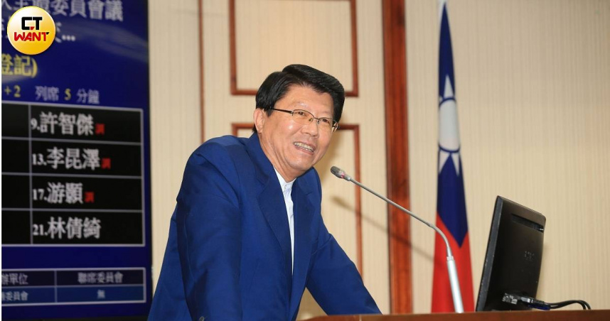 國民黨立委謝龍介表示，若當選市長將推動國中小應營養午餐免費政策，並承諾同步提升午餐品質、強化食安把關。（圖／周志龍攝）