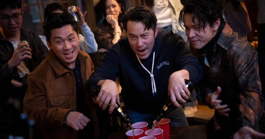 張孝全在影集《欠妳的那場婚禮》飾演自我感覺良好、卻再也寫不出歌的落魄中年主唱。（圖／公視提供）