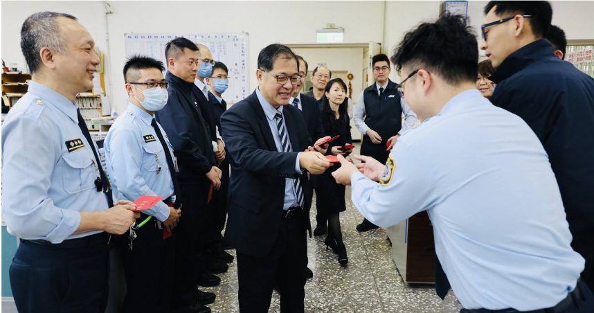 法務部長鄭銘謙巡視北監並向留守人員拜早年。（圖／矯正署提供）