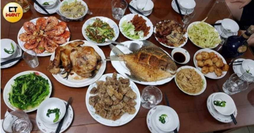 年夜飯大魚大肉上桌，若長輩頻頻清喉嚨應提高警覺。（示意圖／謝中凡攝）
