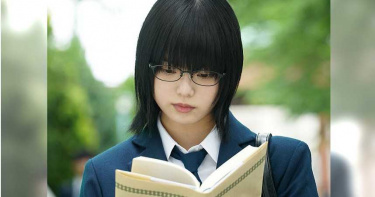 不爽被挑釁 「欅坂46」前成員踹飛芥川賞作家