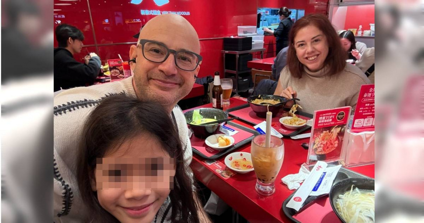 吳鳳透露，春節期間妹妹來台灣旅遊，與妹妹、女兒外出用餐竟遇到陌生人悄悄幫他們買單，讓他很感動。（圖／翻攝自吳鳳臉書）