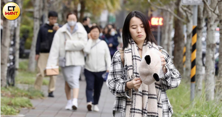 228連假首日受東北季風影響，各地有短暫陣雨機會。（示意圖／方萬民）