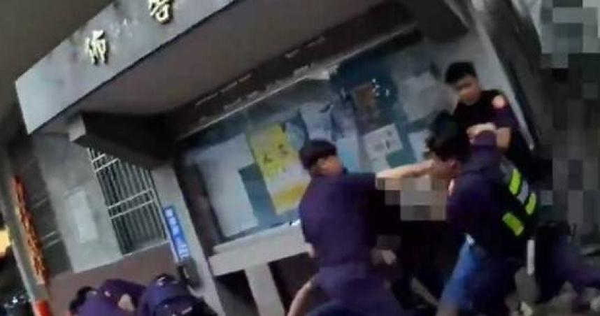 屏東3煞持球棒狂砸車，刑警大隊旁叫囂拒捕反遭壓制上銬。（翻攝畫面）