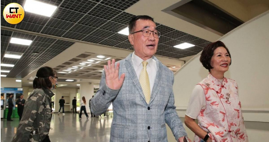 台北市副市長李四川（中）證實目前還是台北市副市長，辭呈還沒生效。（圖／周志龍攝）