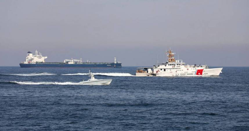 伊朗伊斯蘭革命衛隊（IRGC）近日聲稱，已「完全控制」荷姆茲海峽，強調任何船隻若未經允許將無法通行。（示意圖／達志／美聯社）