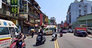 三重左轉小貨車猛撞機車5歲童骨折送醫。（翻攝照片）