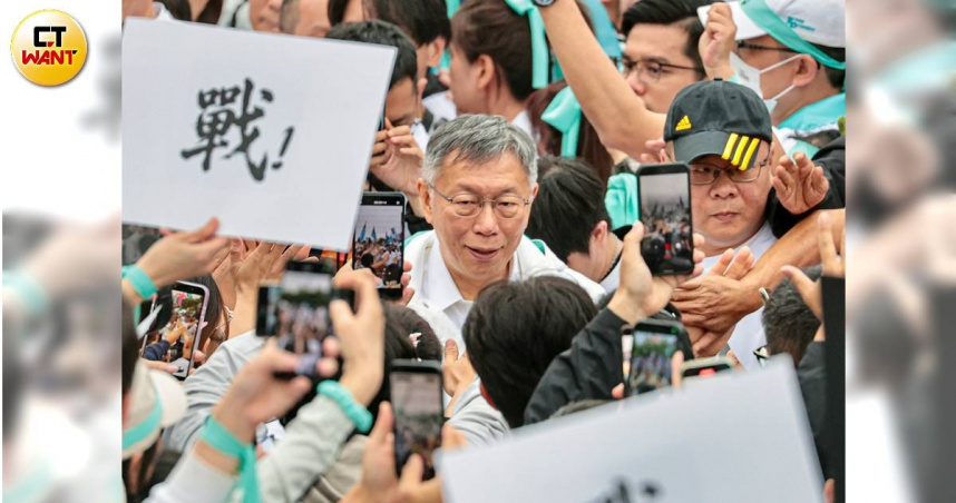 民眾黨支持者週日站上凱道，聲援因涉京華城案遭判有期徒刑17年的創黨主席柯文哲。（圖／黃耀徵攝）