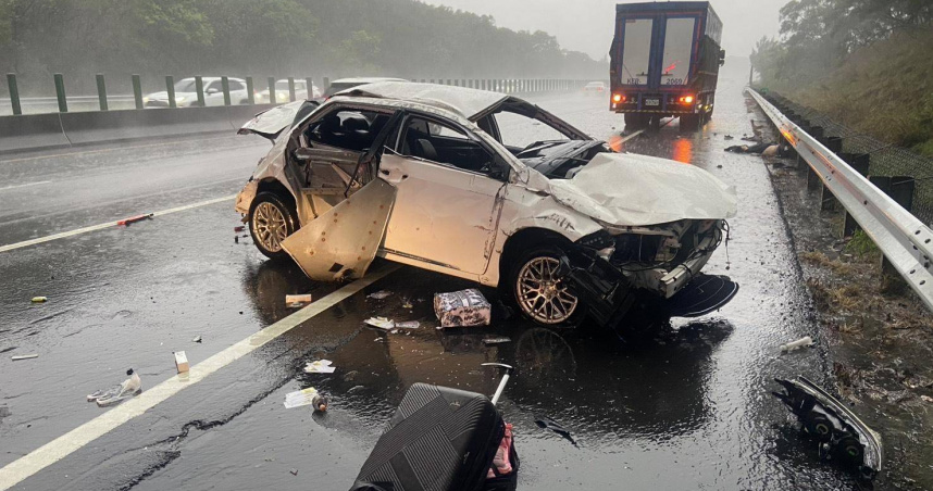國3北上苑裡段轎車雨中失控撞護欄　2乘客身亡駕駛輕傷