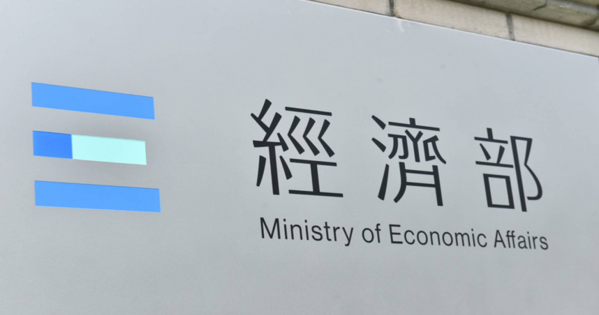 經濟部因應石化原料波動推出「塑膠袋平價專案」，透過擴大乙烯與聚乙烯產能，穩定市場供應並緩解缺貨情況。（圖／報系資料庫）