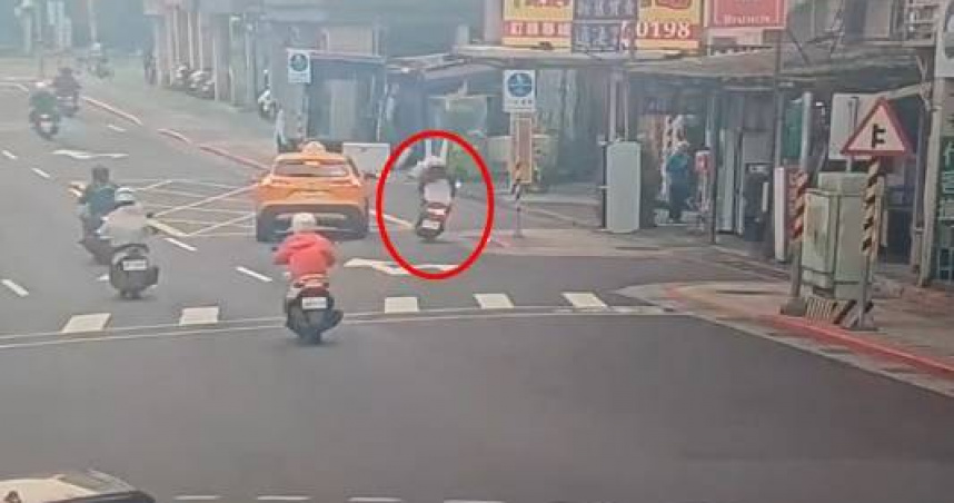 北市中正區重慶南路三段與廈門街34巷口22日下午3時許驚傳驚悚車禍事故。（圖／翻攝畫面）