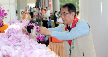 台南市長黃偉哲出席佛光山浴佛活動，參與浴佛並獻花祈福，期盼社會祥和、國泰民安。（圖／台南市政府提供）