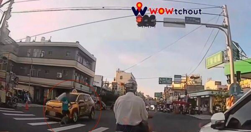 紅燈前竟搶命！台南計程車險撞學童　驚魂一秒畫面全網炸鍋