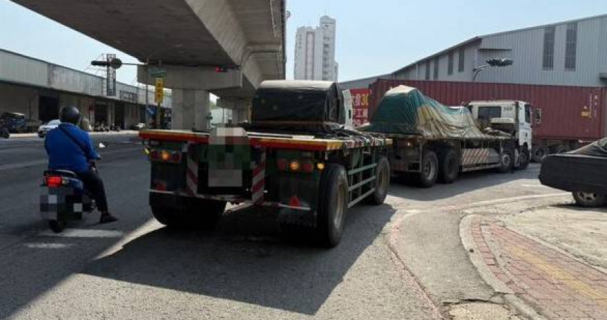 高雄死亡轉彎！聯結車疑視線死角輾斃女騎士　身分成謎待查