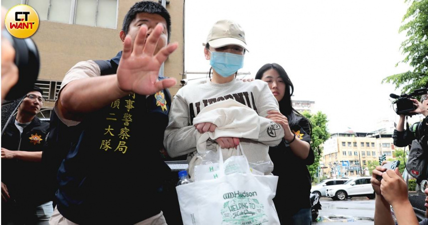 快訊／太陽花女神抵台傳身體不適　手提藥袋抵新北檢
