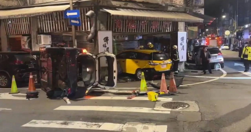 基隆狂飆男拒檢一路逃！警車追捕撞上計程車側翻　小黃失控衝騎樓