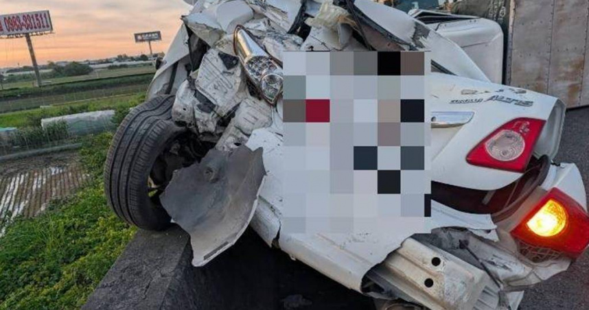 國道彰化匝道驚魂連環撞！貨車猛撞2轎車側翻　逆向掛護欄畫面曝