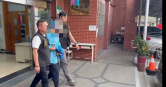 新北中和家庭命案震驚社會，4歲女童案發時留在屋內，未目睹母親遇害，目前已暫由外公、外婆照顧。（圖／翻攝畫面）