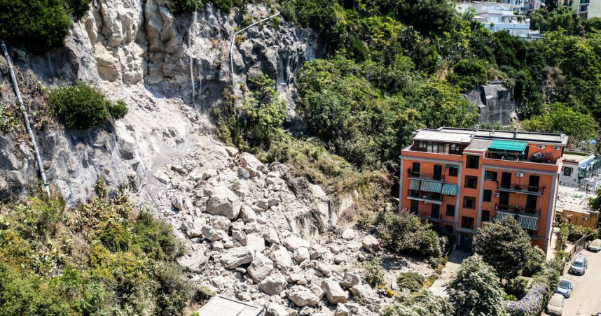 義大利南部那不勒斯市當地時間31日晚間發生規模4.7地震，山崩壓毀建築與車輛。（圖／達志／美聯社）
