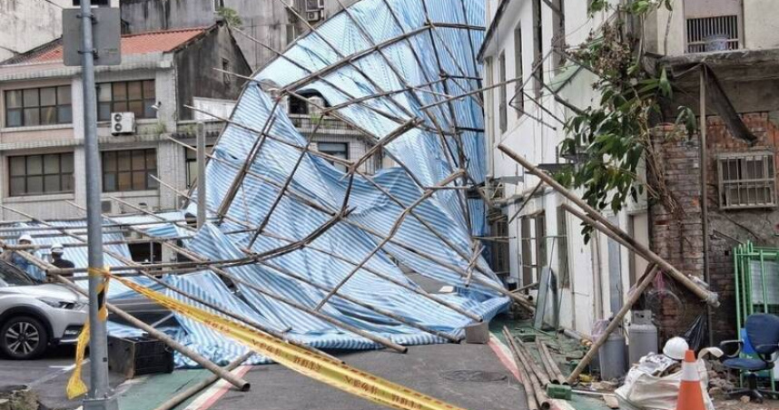 白海豚外圍環流發威！北市工地鷹架不敵強風倒塌　2車遭壓